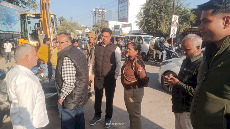 पटेल चौराहे से इंदिरा स्टेडियम तक अवैध अतिक्रमण हटाया,   नगर मजिस्ट्रेट के नेतृत्व में अभियान, पैदल राहगीरों और यातायात को मिलेगी राहत