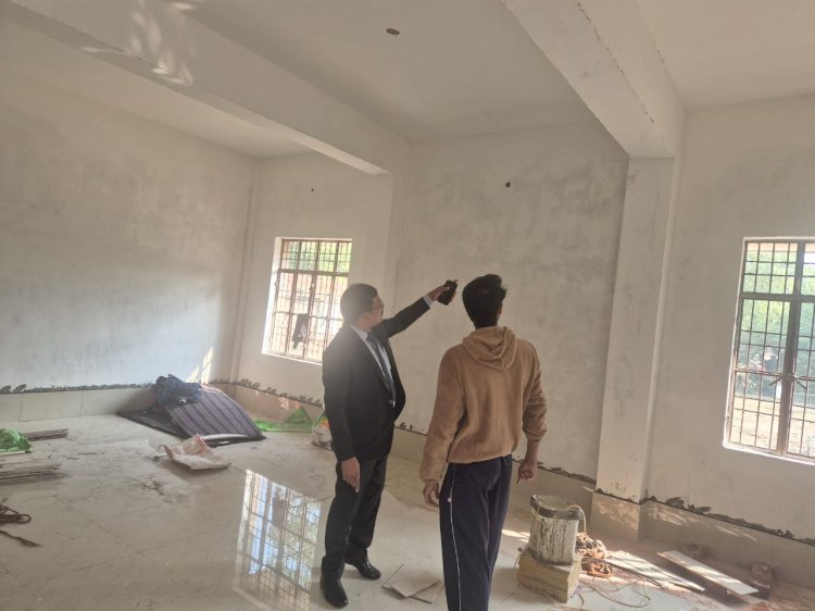 देर रात जिलाधिकारी ने रैन बसेरा, कोंच बस स्टैंड एवं स्टेशन रोड का किया औचक निरीक्षण