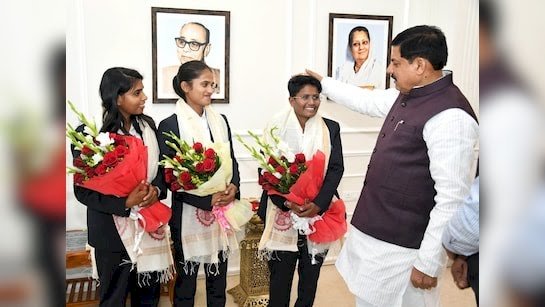 CM मोहन ने कर दी बड़ी घोषणा,  दृष्टिबाधित महिला टी-20 वर्ल्ड कप की विजेता खिलाड़ियों को 25-25 लाख रुपये का इनाम,कोच को भी प्रोत्साहन राशि दी जाएगी...