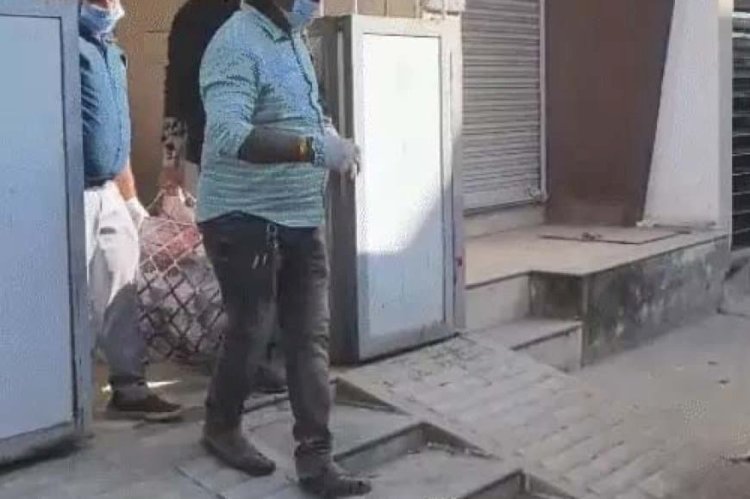 बंद मकान में सड़ी-गली हालत में  मिले पति-पत्नी के शव, आने लगी थी बदबू, पड़ोसियों ने कई दिन से नहीं देखा तो बुलाई पुलिस