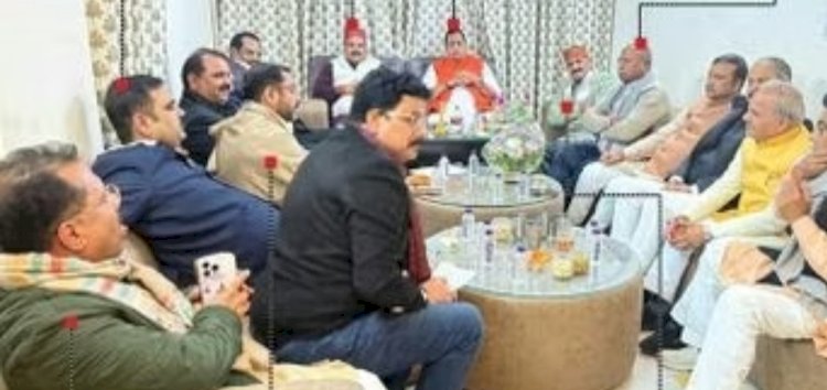 बंद कमरे में मिले 52 ब्राह्मण विधायक, बढ़ गया यूपी का सियासी तापमान, ठाकुरों के बाद ब्राह्मण विधायकों ने 'कुटुम्ब' बनाया