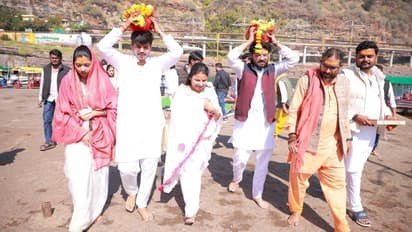 सीएम मोहन यादव के बेटे-बहू निकले नर्मदा परिक्रमा पर :ओंकारेश्वर से शुरू की यात्रा, 15 दिन में पूरी होगी; पिछले महीने हुई थी शादी