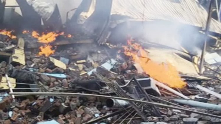 चॉकलेट फैक्ट्री में ब्लास्ट, आग से 3 मंजिला इमारत खाक, दूर-दूर तक फैला काले धुएं का गुबार