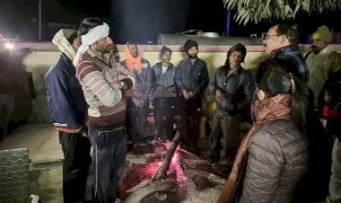 कड़ाके की ठंड में आधी रात प्रशासन सड़कों पर, कौंच पहुँचे जिलाधिकारी, रैन बसेरों से अलाव तक लिया जायजा