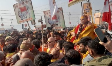 स्वामी अविमुक्तेश्वरानंद का रथ संगम जाने से रोका; साधुओं से धक्का-मुक्की,मौनी अमावस्या पर संगम तट पर हंगामा