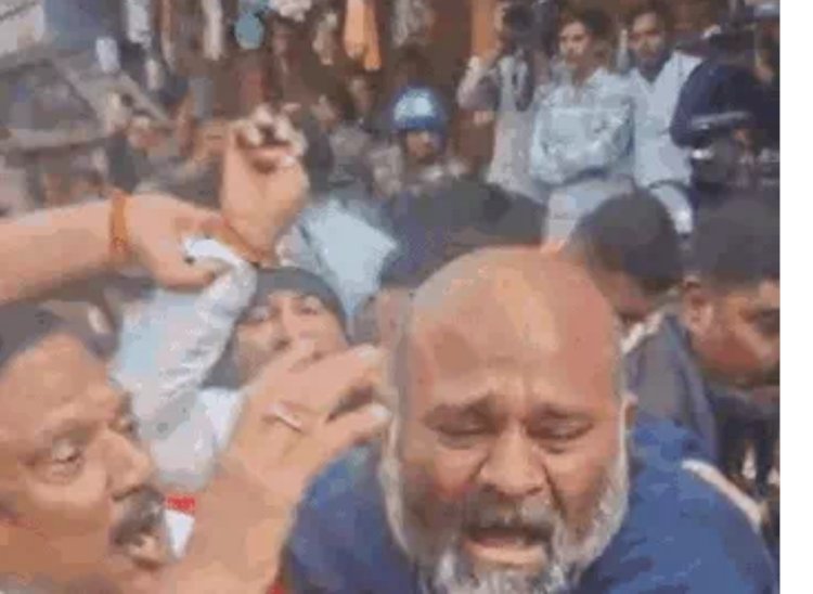 इंदौर में सियासी बवाल: सज्जन वर्मा पर चप्पल-चूड़ियां फेंकीं, कांग्रेस-BJP कार्यकर्ता भिड़े; पूर्व मंत्री-विधायक हिरासत में, दूषित पानी से 16 मौतें