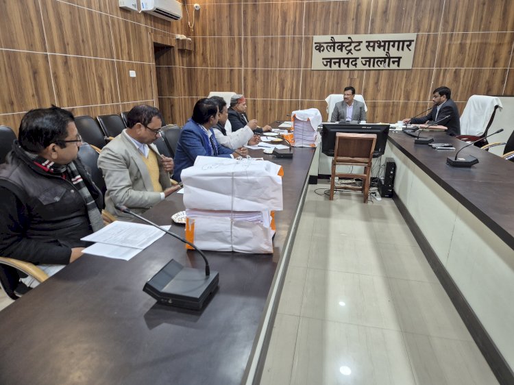 विधानसभा निर्वाचक नामावलियों का विशेष प्रगाढ़ पुनरीक्षण: फोटोयुक्त मतदाता सूचियों का आलेख्य प्रकाशन,जिलाधिकारी की अध्यक्षता में मान्यता प्राप्त राजनीतिक दलों के साथ बैठक सम्पन्न