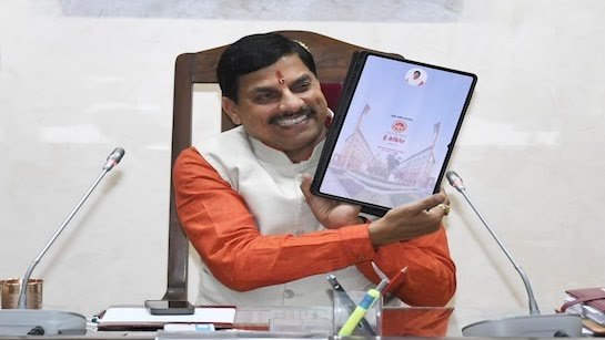 CM मोहन यादव ने मंत्रियों को बांटे टैबलेट, MP कैबिनेट हुई हाईटेक,एक क्लिक पर दिखेगा 1960 से अब तक का रिकॉर्ड