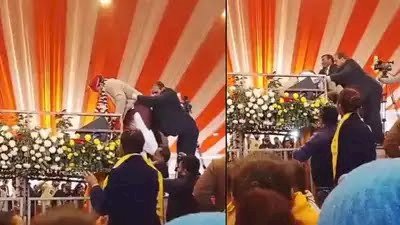 बृजभूषण शरण सिंह मंच पर मुंह के बल गिरे, 69वें जन्मदिन पर हुआ वाकयावीडियो वायरल