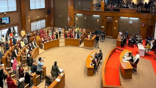 भोपाल नगर निगम बैठक :  स्लॉटर हाउस गोमांस के मुद्दे पर हंगामा, भाजपा-कांग्रेस के पार्षद इस्तीफे पर अड़े