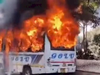 विधायक गोलू शुक्ला की चलती बस में लगाई आग :बाइक सवार को टक्कर मारने पर भड़के लोग,ड्राइवर लापता