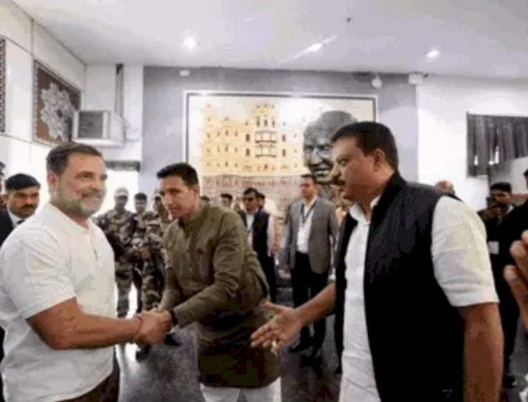 जल संकट पर सियासत तेज: राहुल गांधी ने इंदौर में पीड़ित परिवारों से की मुलाकात,प्रभावित परिवारों को ₹1-1 लाख का चेक दिया; इससे पहले अस्पताल भी गए थे