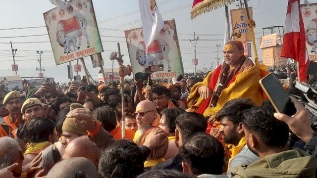 स्वामी अविमुक्तेश्वरानंद का रथ संगम जाने से रोका; साधुओं से धक्का-मुक्की,मौनी अमावस्या पर संगम तट पर हंगामा