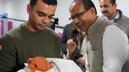 शिवराज सिंह चौहान बने ‘दादा’:  गूंजी किलकारी, बड़ी बहू ने दिया ‘लाडली लक्ष्मी’ को जन्म, पोती के कान में पढ़ा गायत्री मंत्र