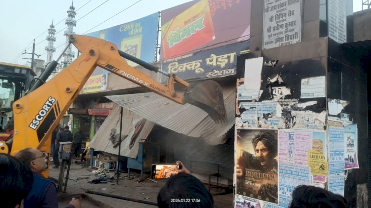 नगर क्षेत्र में अवैध अतिक्रमण पर प्रशासन की सख्त कार्रवाई,टाउन हॉल से स्टेशन तक चला सघन अभियान, 50 हजार रुपये का जुर्माना वसूला