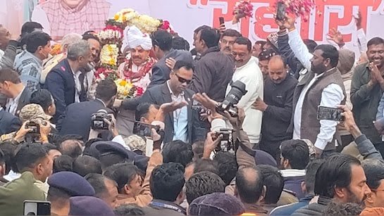 मुख्यमंत्री मोहन यादव बाल-बाल बचे,घोड़े पर सवार हो रहे CM का बैलेंस बिगड़ा, सुरक्षाकर्मियों ने संभाला