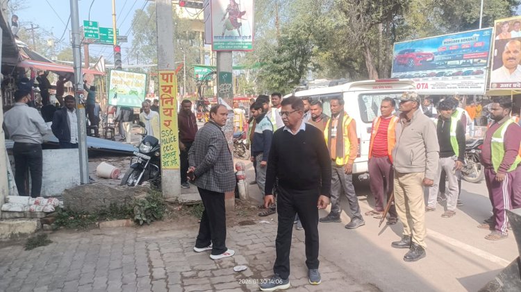 प्रशासन का बुलडोजर एक्शन: जिला परिषद क्षेत्र में अवैध अतिक्रमण ध्वस्त, सड़कें हुईं अतिक्रमण-मुक्त