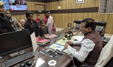 जनसुनवाई में 30 शिकायतें, 22 का मौके पर निस्तारण, बुज़ुर्ग को मिली सुनने की ताक़त, निराश्रित महिला को मिला सहारा