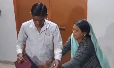 जनसुनवाई में युवक का हंगामा,अगर गरीबों की नहीं सुनेंगे तो काहे के DM कलेक्ट्रेट, युवक की नहीं हुई सुनवाई तो जमकर काटा बवाल, कागज फाड़ने की कोशिश