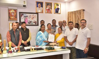 दद्दाजी के संकल्प को आगे बढ़ाते हुए 137वां सवा करोड़ पार्थिव शिवलिंग महाअनुष्ठान: शिष्य मंडल की महापौर मालती राय से भेंट, व्यवस्थाओं पर विस्तृत चर्चा