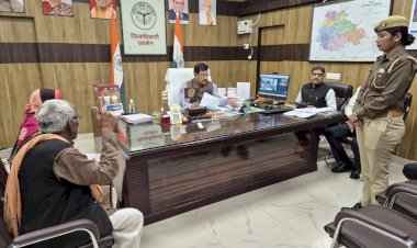 उरई जनसुनवाई में डीएम राजेश कुमार पाण्डेय का सख्त संदेश: लापरवाही बर्दाश्त नहीं, बुजुर्ग को तुरंत दिलाई ट्राइसाइकिल