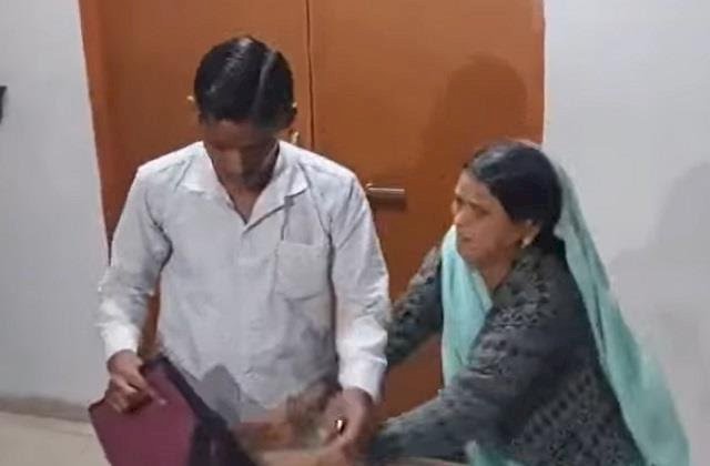 जनसुनवाई में युवक का हंगामा,अगर गरीबों की नहीं सुनेंगे तो काहे के DM कलेक्ट्रेट, युवक की नहीं हुई सुनवाई तो जमकर काटा बवाल, कागज फाड़ने की कोशिश