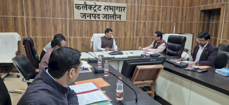 पैक्स कम्प्यूटराइजेशन में लापरवाही पर डीएम का सख्त रुख अपूर्ण कार्यों पर सचिवों का वेतन रोकने के निर्देश