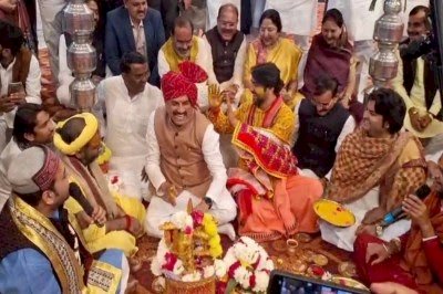 CM मोहन यादव ने निभाई हल्दी की रस्म, धीरेंद्र कृष्ण शास्त्री संग की महोत्सव की शुरुआत: बागेश्वर धाम में 300 बेटियों का सामूहिक विवाह