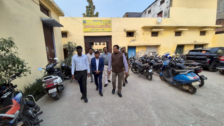 बोर्ड परीक्षा के पहले दिन डीएम का औचक निरीक्षण नकलविहीन व पारदर्शी परीक्षा के दिए सख्त निर्देश