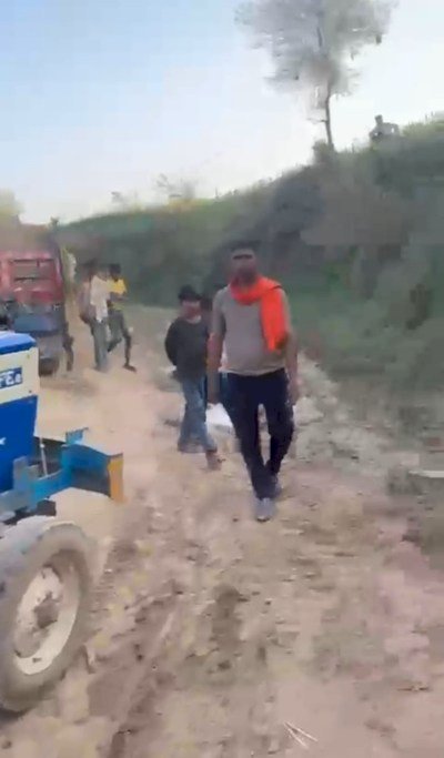 टीआई-एएसआई समेत 7 पुलिसकर्मी सस्पेंड:रेत माफियाओं से सेटिंग पड़ी भारी, रिश्वत लेकर ट्रैक्टर-ट्रॉली छोड़ने का आरोप, वायरल वीडियो को लेकर SP की कड़ी कार्रवाई