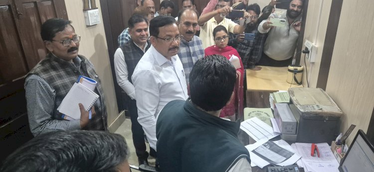 उरई में डीएम राजेश कुमार पाण्डेय का सख्त एक्शन: 700 छूटे मकान कर दायरे में लाने के निर्देश, अधूरे कार्य समयबद्ध पूरे करें—देरी पर 10% एलडी क्लॉज लागू