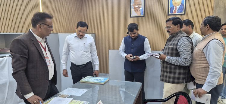 कलेक्ट्रेट में औचक निरीक्षण: जिलाधिकारी राजेश कुमार पाण्डेय ने अभिलेख व्यवस्था और लंबित प्रकरणों की ली गहन समीक्षा