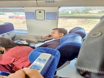 टीआई पर बैंककर्मी को पिटवाने और जबरन राजीनामा कराने का आरोप,वंदे भारत में सीट को लेकर हुआ विवाद