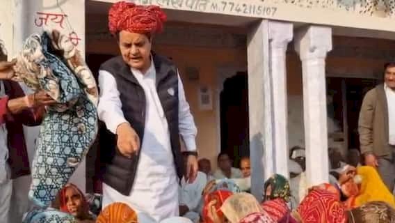 BJP नेता ने  महिलाओं से वापस ले लिए कंबल, बोले : जो पीएम मोदी को गाली देते हैं उन्हें क्यों दूं