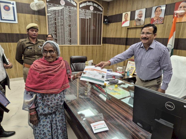 जिलाधिकारी राजेश कुमार पाण्डेयकी संवेदनशील पहल: जनसुनवाई में 77 वर्षीय महिला को आयुष्मान कार्ड व रेड क्रॉस से श्रवण यंत्र, पात्रों को योजनाओं से जोड़ने के सख्त निर्देश