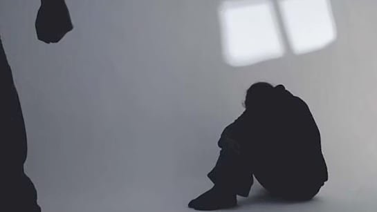 महिला को 14 दिन बंधक बनाकर दुष्कर्म :बच्चों को जान से मारने की धमकी देकर अगवा किया; आरोपी गिरफ्तार