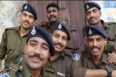 खाकी में रील बनाकर फंसे 6 पुलिस जवान !शक्ल अच्छी नहीं तो क्या हुआ, सरकारी नौकरी तो है न,डायलॉग वाली  वीडियो पर मचा बवाल