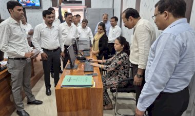 मंडलायुक्त ने कलेक्ट्रेट के विभिन्न पटलों का किया औचक निरीक्षण,   अभिलेखों के सुव्यवस्थित संधारण, जनशिकायतों के पारदर्शी निस्तारण व ई-ऑफिस व्यवस्था को प्रभावी बनाने के दिए निर्देश