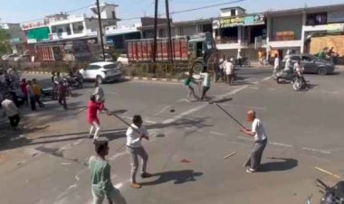 जमीन विवाद ने लिया हिंसक रूप, बीच सड़क लाठी-डंडों से मारपीट का वीडियो वायरल