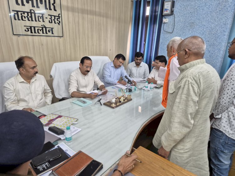 आयुक्त की अध्यक्षता में उरई में संपूर्ण समाधान दिवस का आयोजन,42 शिकायतों में 14 शिकायतों का मौके पर ही निस्तारण ।