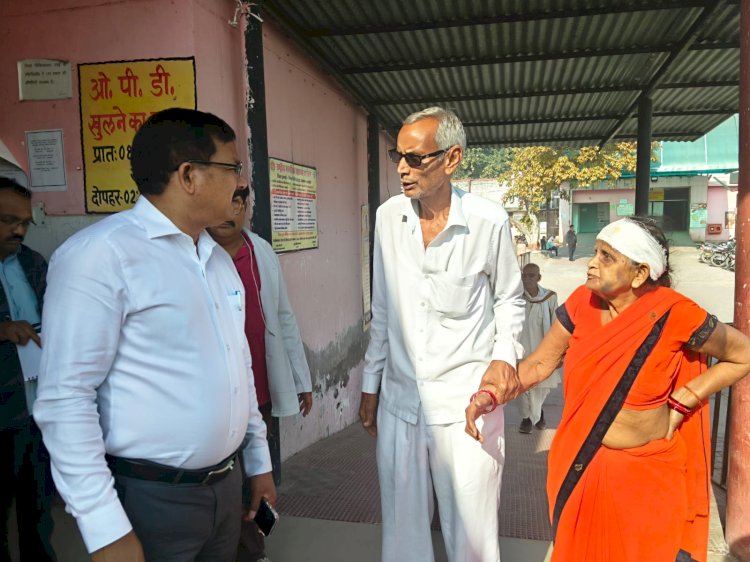 डीएम ने किया जिला अस्पताल का औचक निरीक्षण,मरीजों को समय पर स्वास्थ्य सेवाएं देने के दिए सख्त निर्देश