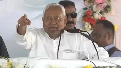 महिलाओं पर भड़के सीएम नीतीश कुमार: सभा में टोका, बोले—‘कहां जा रही हो, हम भी छोड़ दें क्या?’