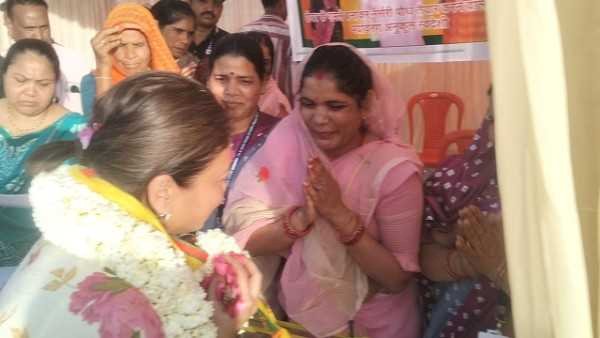 प्रियदर्शिनी सिंधिया ने लगवाई मेहंदी,मातृशक्ति सम्मेलन में  जोरदार स्वागत, स्व-सहायता समूह की इको-फ्रेंडली पहल बनी आकर्षण