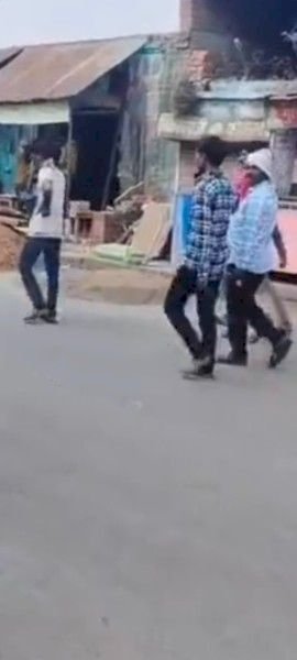 दतिया में शर्मनाक घटना: सरपंच पति को बेरहमी से पीटा, मुंह काला कर जूतों की माला पहनाकर गांव में घुमाया