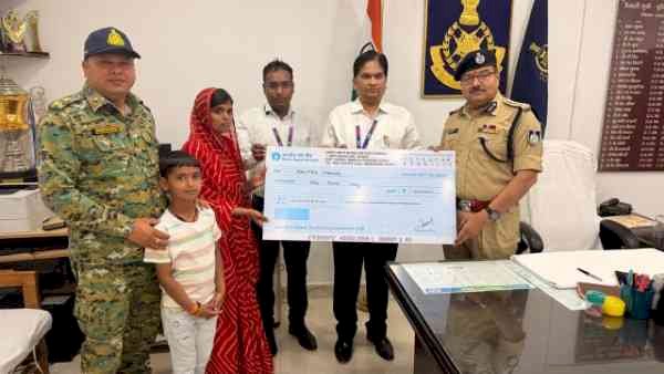 ड्यूटी के दौरान शहीद प्रधान आरक्षक के परिवार को मिली 1 करोड़ रूपये की सहायता राशि,पुलिस सैलरी पैकेज योजना में बड़ी राहत