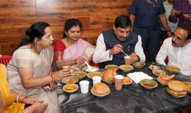 सीएम मोहन यादव की सादगी ने जीता लोगों का दिल-दुकानदार से कहा- क्या खिलाओगे:आम ग्राहकों के साथ बैठकर कचौड़ी-लस्सी का लिया स्वाद,बोले- विक्रमादित्य महानाट्य जरूर देखने जाएं