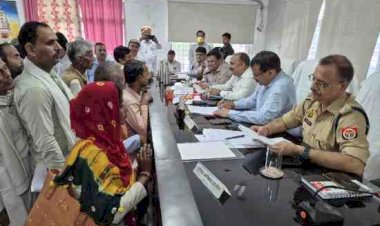 समाधान दिवस में प्रशासन का सख्त एक्शन: 69 में से 17 शिकायतों का मौके पर निस्तारण, डीएम-एसपी ने सुनी जन-जन की फरियाद