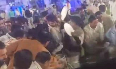 केंद्रीय मंत्री सिंधिया की सभा में खाने की लूट, पहले प्लेटें लूटी फिर काजू बादाम पर टूट पड़े पार्टी के कार्यकर्ता,वीडियो अब सोशल मीडिया पर तेजी से वायरल हो रहा