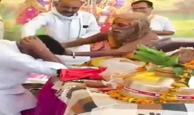 BJP विधायक पर संत सीताराम बाबा ने बरसा दिए घूंसे; माला भी फेंकी-भागवत कथा में आशीर्वाद लेने पहुंचे  थे नेताजी