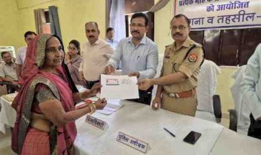 जनता की शिकायतों पर सख्त DM: 14 मामलों का तुरंत निपटारा, लापरवाही पर ग्राम विकास अधिकारी सस्पेंड